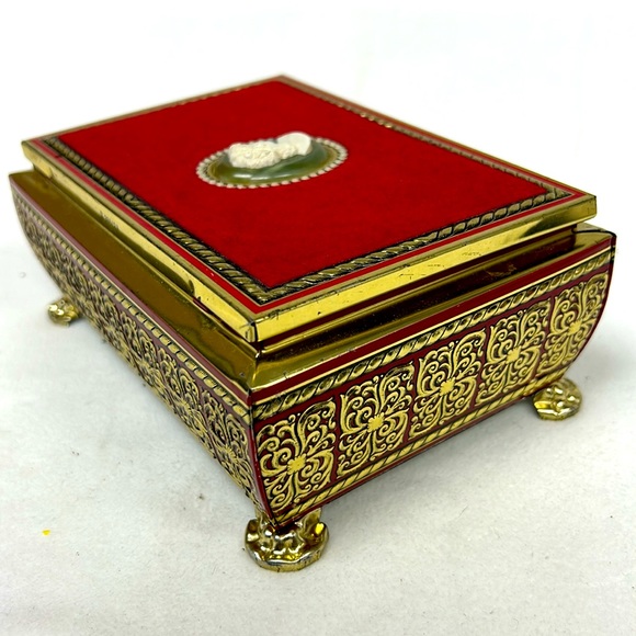- Vintage tin confectionary box with red velvet and faux cameo hinged lid - Picture 8 of 12